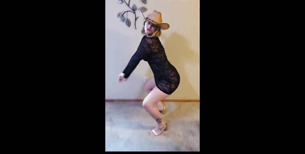 O soție sexy drăguță Scarlettraven se dezbracă și este futută pe la spate cu fața la cameră