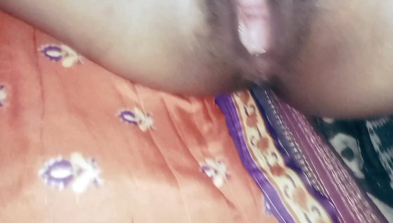 Hard clips of an Indian Desi village couple, beautiful village girl having sex with her boyfriend at home.