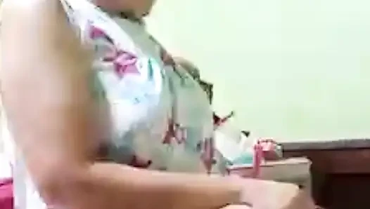 Biraz konuşuruz, sonra şehvetimizi serbest bıraktırmak için video seks yaparız