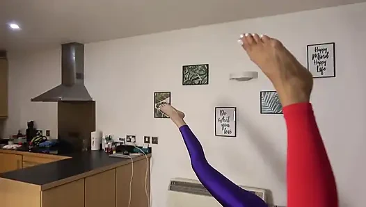 Йога Lilly и бондаж, слияние ремнем, связанное по рукам и ногам, и заглушил сбруей шарик-кляп! (fullHD)