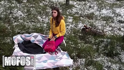 Mofos - çarpıcı mihanika69 kendi hakimiyetini bozuyor ve ilk kez bir yabancıyla seks yapıyor