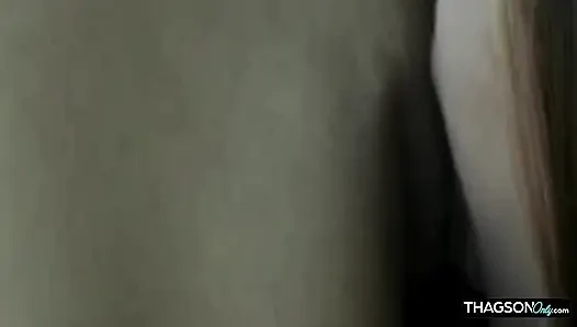 Blondes schätzchen fingert brünette, um orgasmus im freien zu squirten