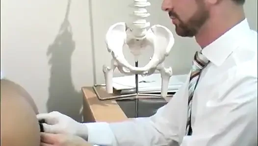 Dr. Richard Carl'ı muayene ediyor