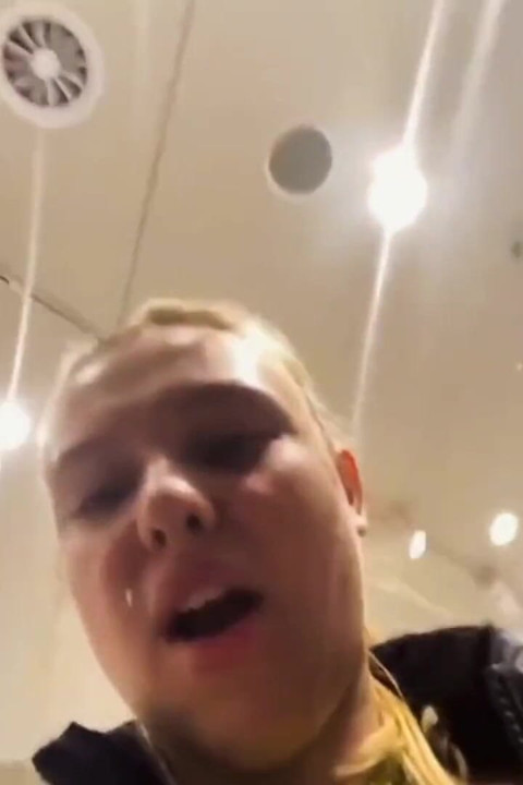 膣のバイブレーターと一緒に歩く