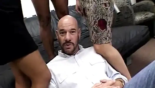 Sesi fetish kaki liar tante seksi rambut pirang ini dientot habis-habisan sampai mengerang keenakan