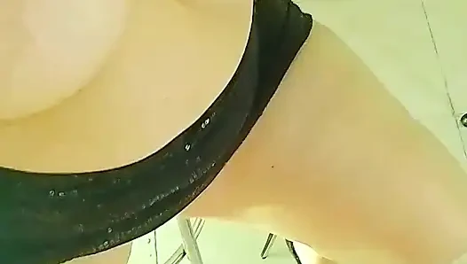 Пышногрудая хвастуется