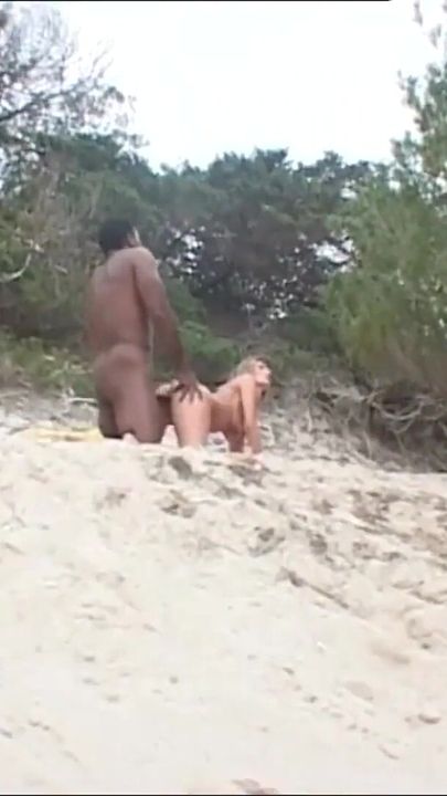 Une superbe MILF sexy se fait baiser et éjaculer sur des seins énormes par une bite noire monstrueuse sur la plage