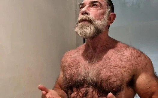 Kıllı kaslı üvey baba duş alıyor