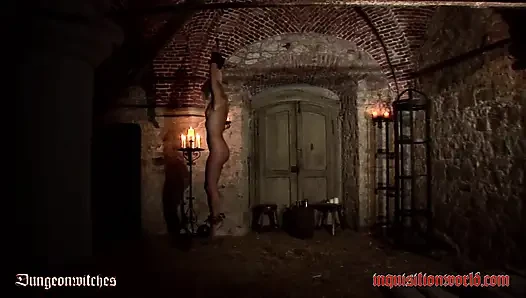 Bir cadı küçük alevler üzerinde sarkıyor