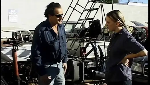 Wunderschöne blondine wird in einem junkyard gefickt