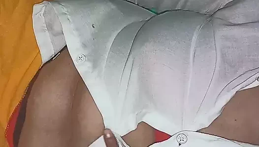 Banga hatun göğüslerini ve amını gösteriyor