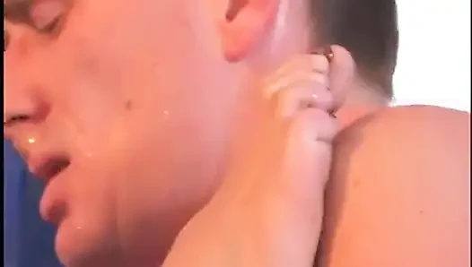 Sarışın bomba Briana Banks iyi bir meme sikişinin ardından kanepede sikiliyor