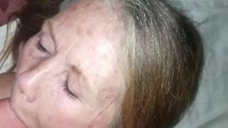 Une pute de 60 ans prend un facial