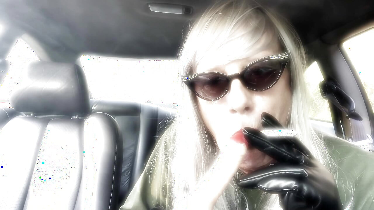 A MAMI LE GUSTA FUMAR CONSOLADOR GRANDE MIENTRAS FOLLA