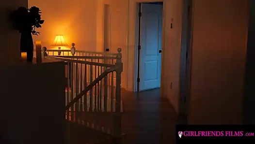 GIRLFRIENDS FILMS - сексуальная сводная милфа жестко кончает ради ее очаровательной сводной сестренки