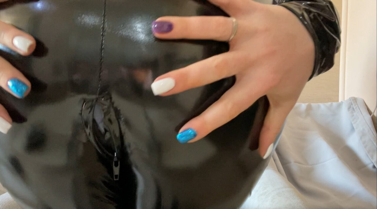 Mistress Lara shows her big perfect ass