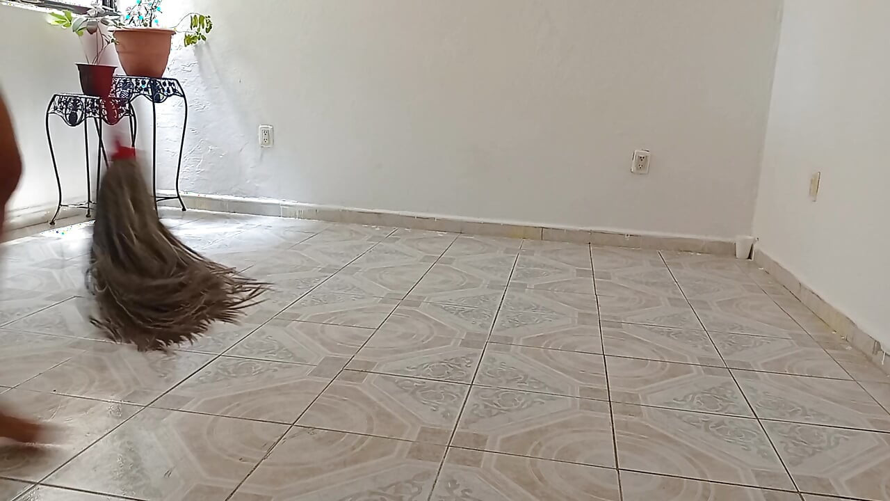 Otišao sam snimati mobitel dok je gospođa BBW čistila stan