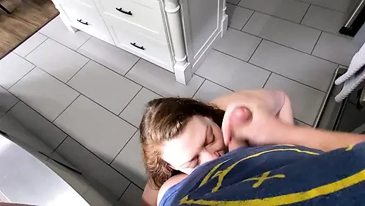 Rekaman seks #21 - nyepong kontol di dapur selama waktu ngopi - 6-5-22