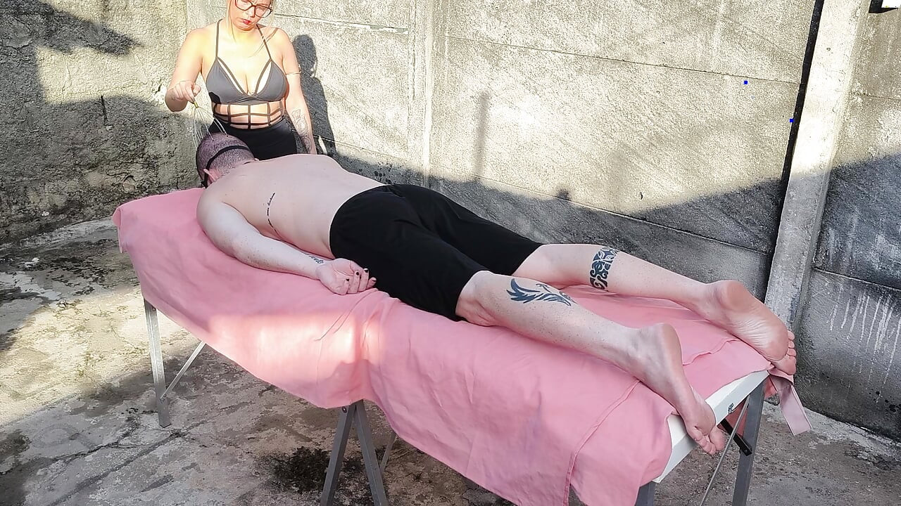 massagem nu ao ar livre com a loira gostosa