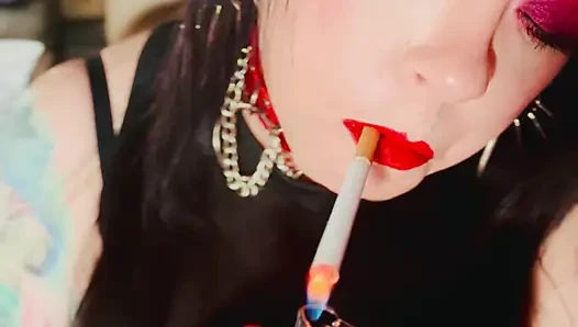 Sarung tangan lateks, perhiasan & ratu merokok! Tina snua lagi asik masturbasi sambil merokok & pamer tangannya yang disukai - dangle yang basah kuyup berdering