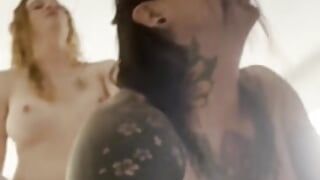 Travestita rossa alta scopa milf trans tatuata