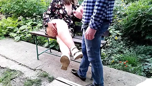 Stiefsohn kommt auf die nackten Beine der Stiefmutter