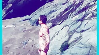 Gola na lokalnoj plaži Dopuštam Suncu da Me Udari u Tijelo