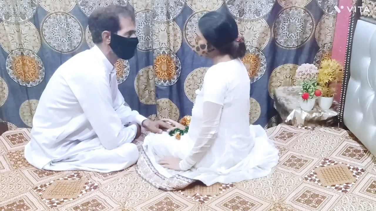 Shadi wali Raat Beautiful Indian Desi Girl ka Ashiq room mai a gya aur khub Churai kari Best Xxxxx Sex Hindi Dirty Talk