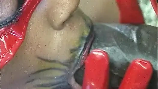 Latex-MILF dominiert mit Kettenleine und tropfendem oral