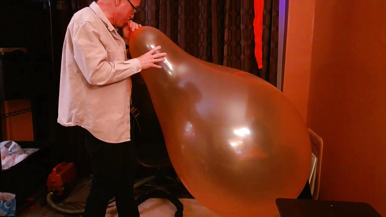 155) Giant Round Balloon Fuck by Kinky Daddy
