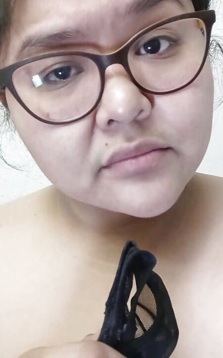 Dees กินน้ําเงี่ยนออกจากกางเกงในของเธอ!