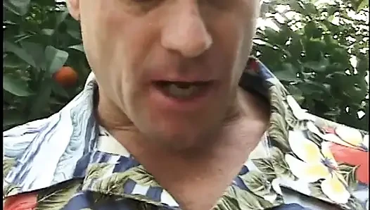 Versauter typ und blonde MILF ficken, während sie mit schokolade bedeckt werden