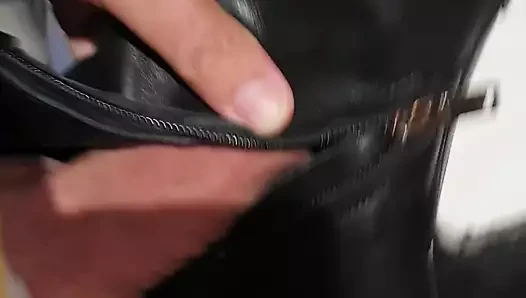 Fırsatı yakalayıp çizmelerinin içine boşalttı