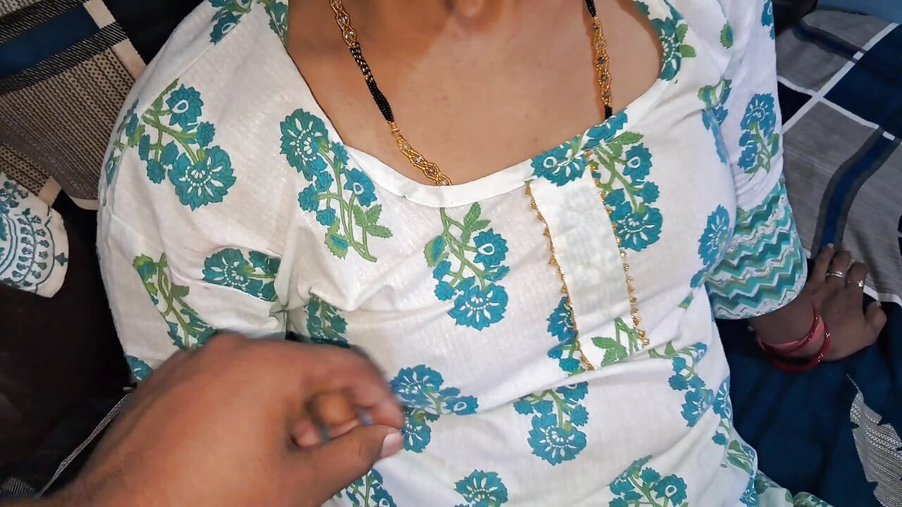 Bhaartiy grihini raat men land choos rahi hai munh men dharakta viry prapt hindi diyo