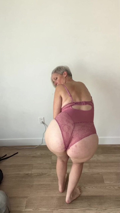You like that ass? Come see more of me on the link in my bio!