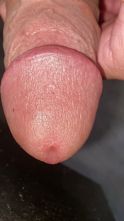 Min Schwanz isch mega heiss gsi, drum bin i is Klo gange zum mich selber ficke, han e Loch gmacht zum ihn driizstecke.