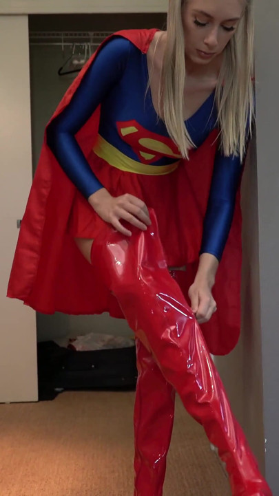Schande teilnahme mit Kay Lovely als Supergirl