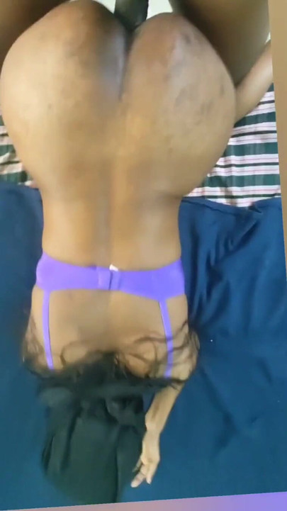 Suami saya berkongkek keras dalam gaya doggy | Klip 1