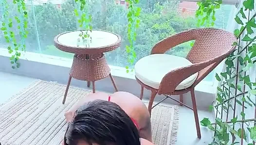 Sie liebt romantik und abenteuer, sie hat einen perfekten körper, um tiefe schläge zu stand zu halten