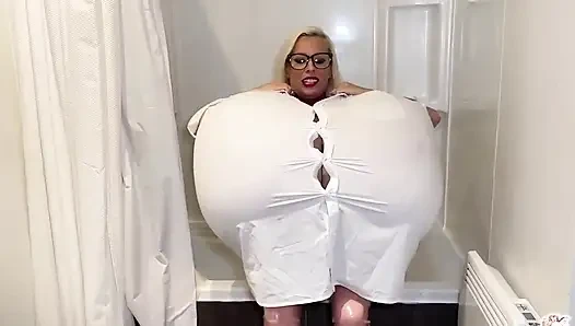 Мой парфюм заставляет мои сиськи надуваться! Кожаная куртка не может удержать это!