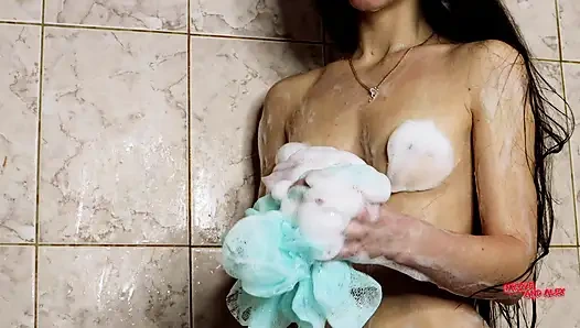 Мокрая школьница в ванной