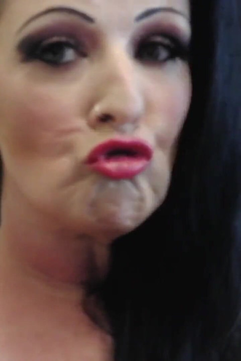 Rode lippenstift eendlippen bespringen