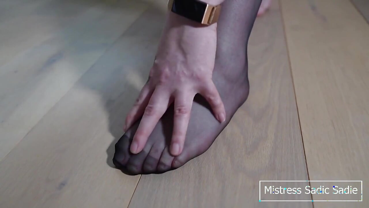 관능적이고 느리게, 나일론 스타킹을 신는 것.