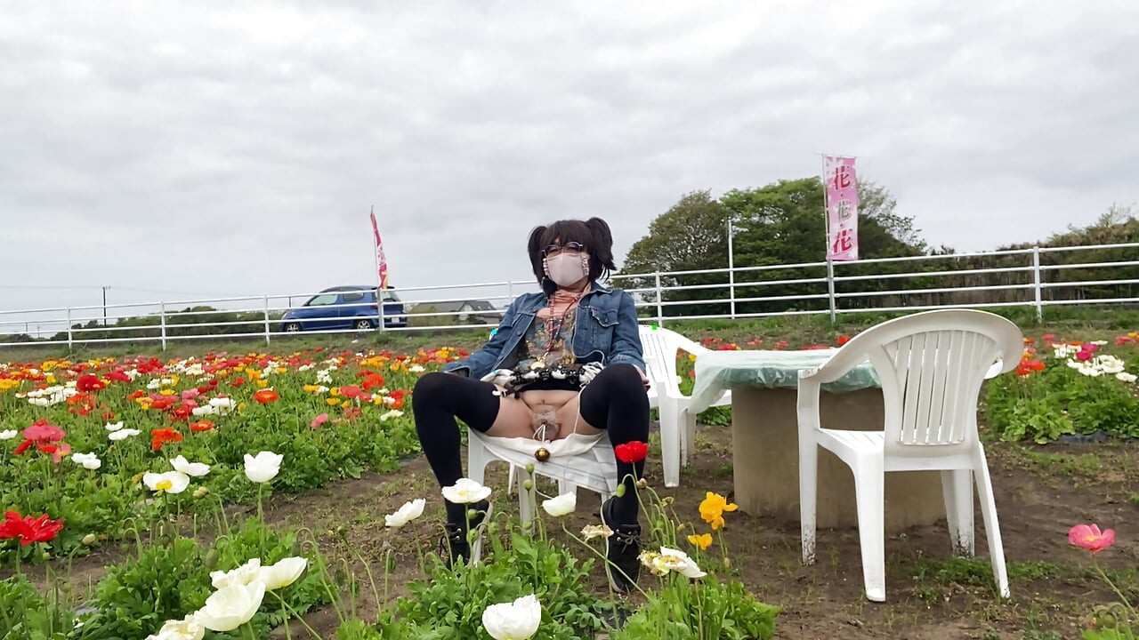 No195 Tucking Exposure in a Flower Garden