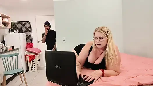 Entiado, Üvey Annenin Mastürbasyon Yaptığını İzlemeye Devam Ediyor Aptal Yaramaz Cum Sucegada'yı Bırakmıyor