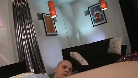 Сексуальная девушка, которая фантастически пробует на вкус готовый член ее друга