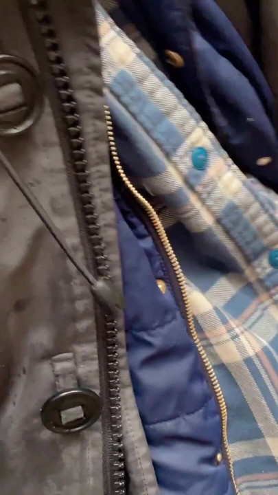 Muschi pisst Wasser auf den Felsen | Clip 1