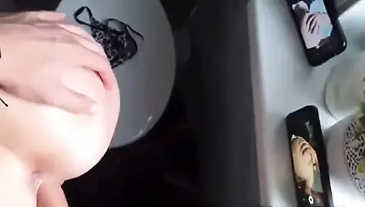 Fremder fickte mich in der clubtoilette und gab mir creampie