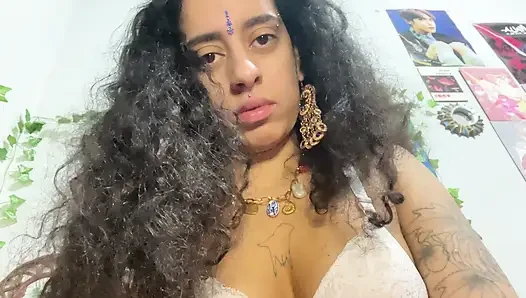 Dewi memek berbulu duduk di wajahmu