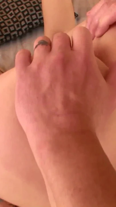 爸爸的 Lil 妓女喜欢精液！